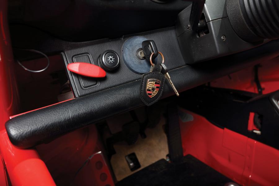 Детали интерьера Porsche 911 Cup 3.8 Coupe 1995 года  (фото 10 из 21)